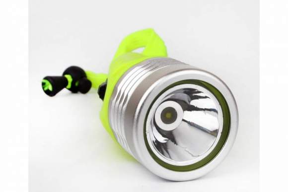 Фонарь для дайвинга на батарейках. Дистанция освещения - 20м в прозрачной воде, 10м - в воде пониженной прозрачности, 40м - на открытом воздухе. Camelion LED51534