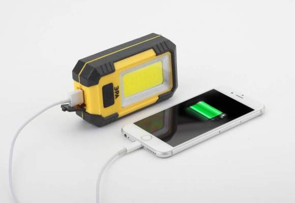 Ручной светодиодный фонарь на аккумуляторе. Дальность луча - 40 м. ЭРА Рабочий серия ''Практик'' RA-801 (Б0027824)